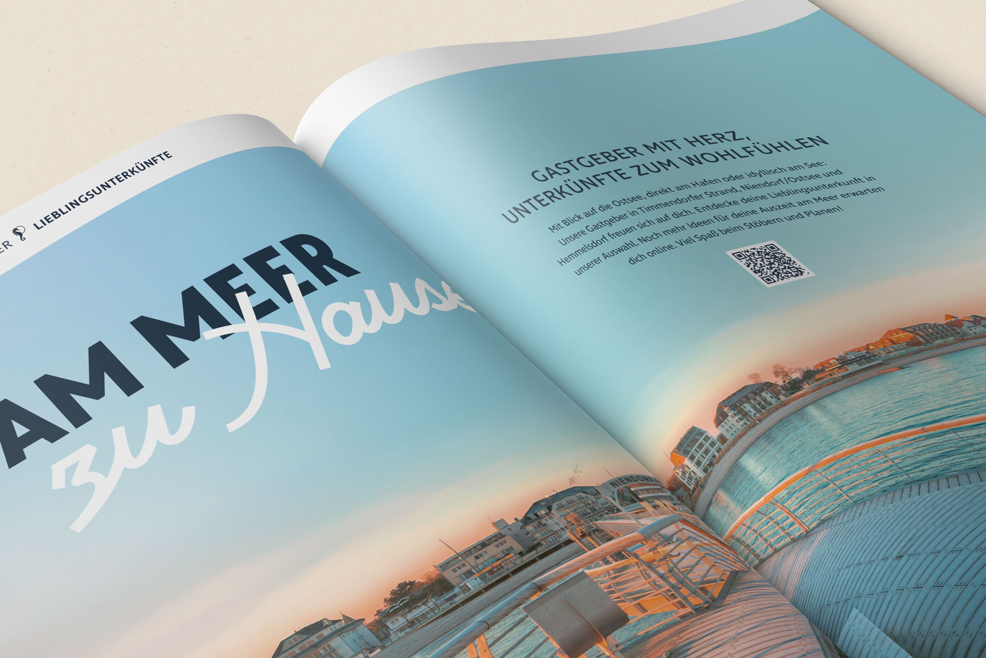 Eine Detailaufnahme der Introdoppelseite für die Gastgeber, die von einem großen Bild der Niendorfer Seebrücke hinterlegt wird.