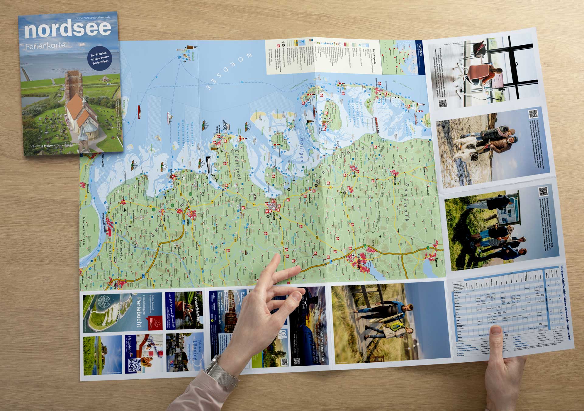Die Nordsee Urlaubskarte liegt ausgebreitet auf einem Tisch.