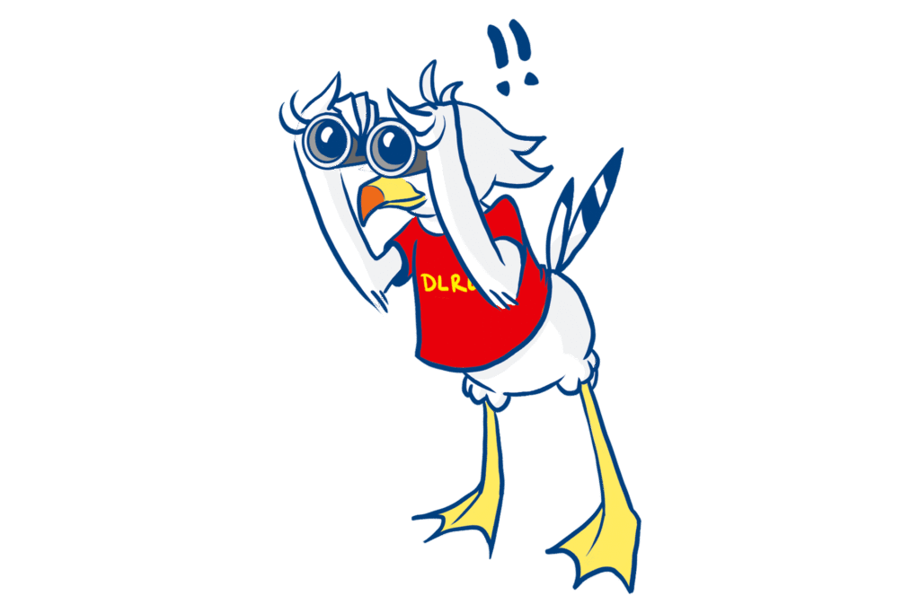 Nienchen als Rettungsschwimmerin mit Fernglas und im leuchtend-roten DLRG-T-Shirt.