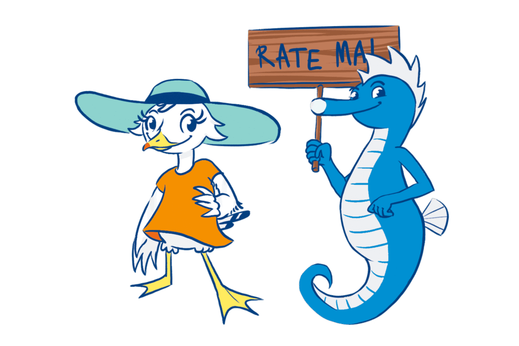 Nienchen lächelt fesch gekleidet in die Kamera und Timmy hält ein Holzschild hoch, auf dem „Rate mal” steht.