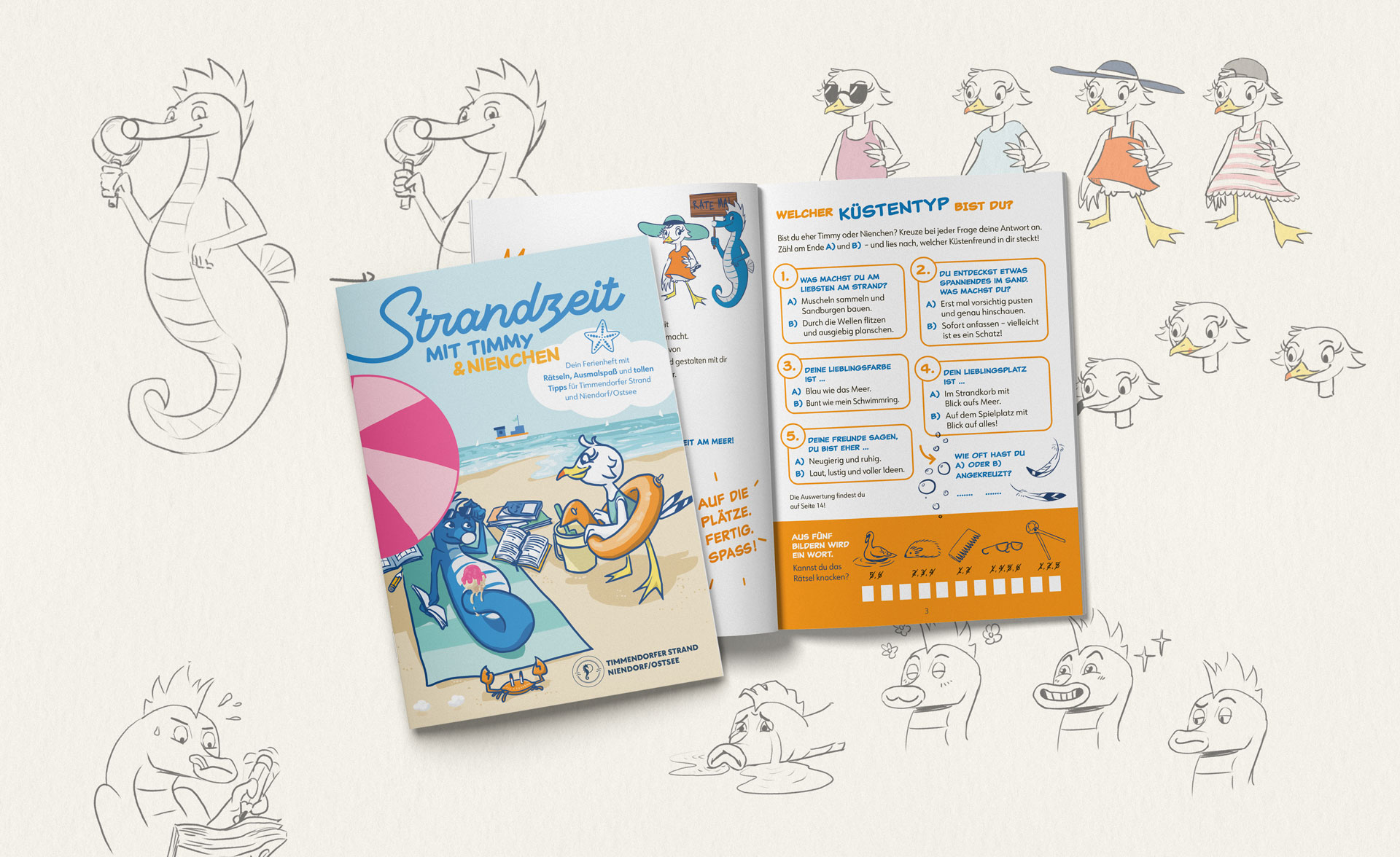 Der Titel und die aufgeschlagene erste Seite des Rätselheftes „Strandzeit“ liegen auf Entwurfszeichnungen von Seepferdchen Timmy und Möwe Nienchen.