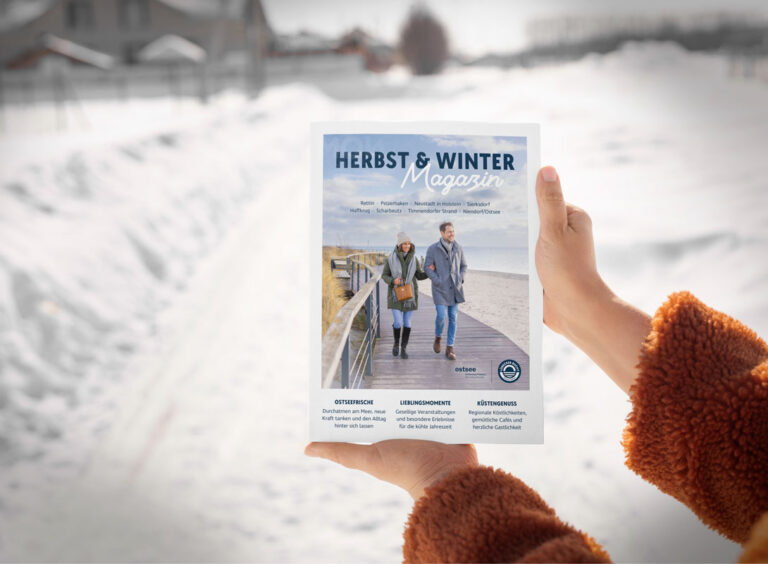 Der Titel des Herbst & Wintermagazins 2026/2027 der Lübecker Bucht wird vor winterlicher Kulisse gezeigt.