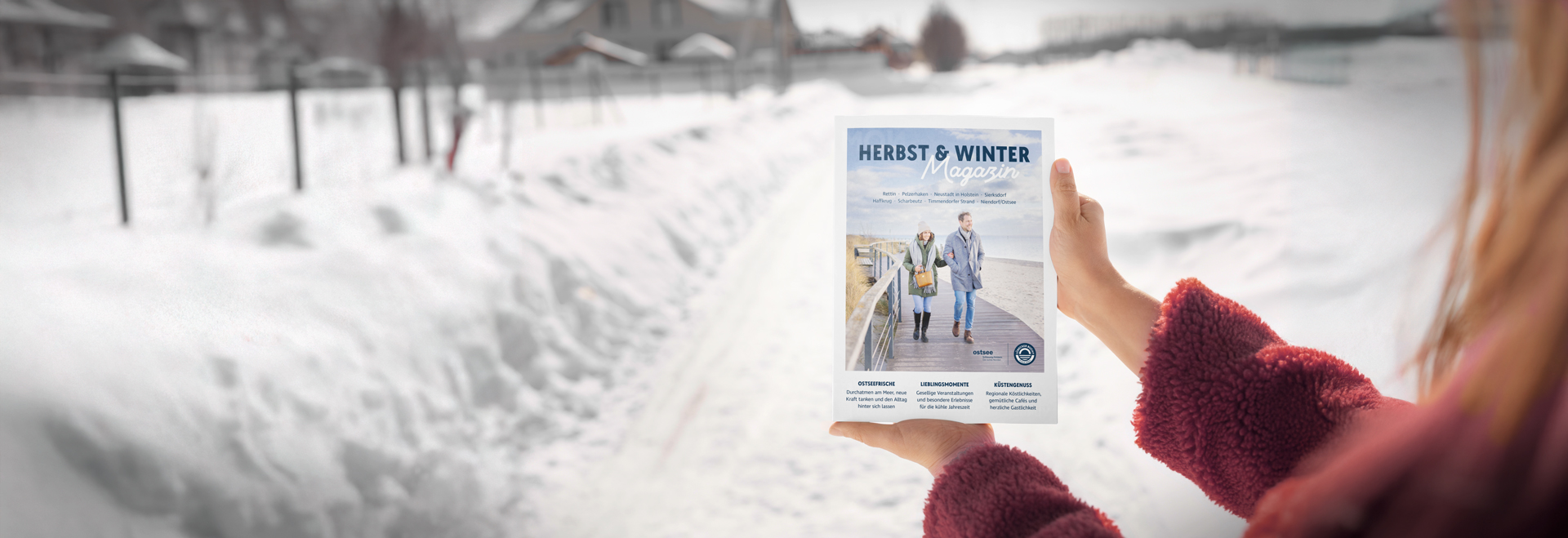 Der Titel des Herbst & Wintermagazins 2026/2027 der Lübecker Bucht wird vor winterlicher Kulisse gezeigt.