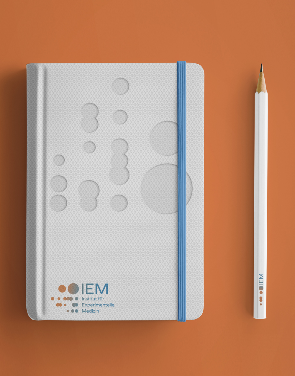 Der Entwurf für ein Hardcover-Notizbuch mit Logo und Prägung der Bildmarke.