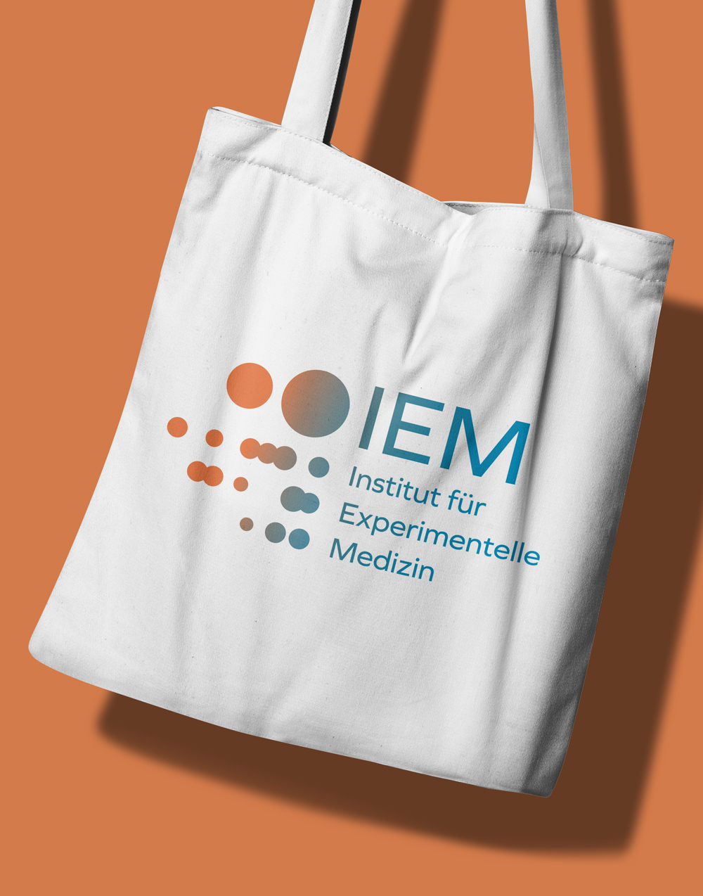 Das horizontale IEM-Logo auf einem Stoffbeutel aufgedruckt.