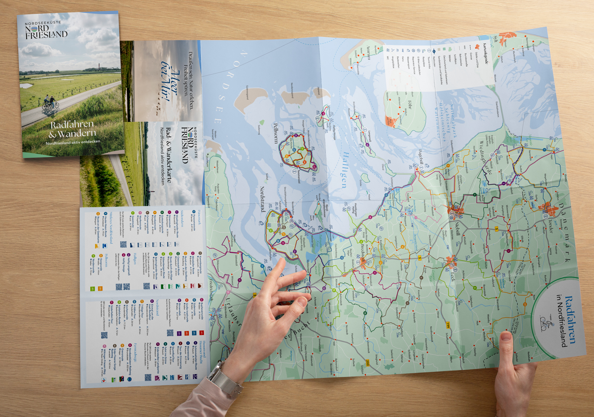 Die Karte in zusammengefalteter Form und aufgeklappt.