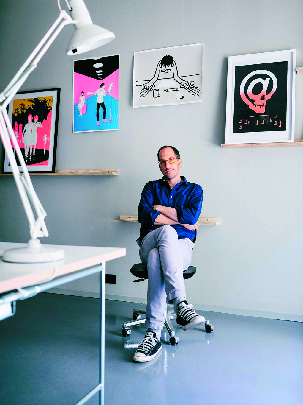 Ein Portrait des Zeichners in seinem Studio.