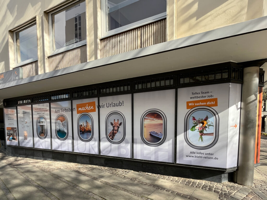 Schaufenster-Gestaltung des Kieler Reiselofts im Rahmen des Umbaus.