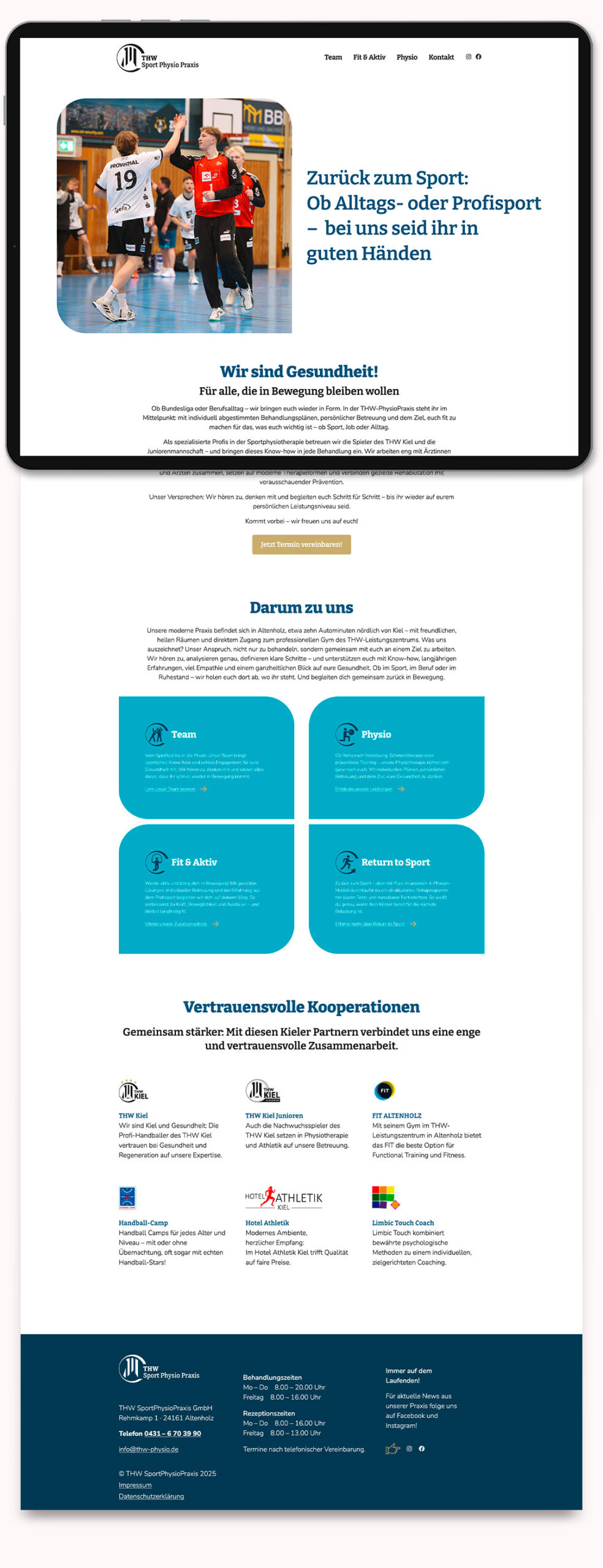Ein Tablet zeigt die Startseite der THW SportPhysioPraxis-Website.