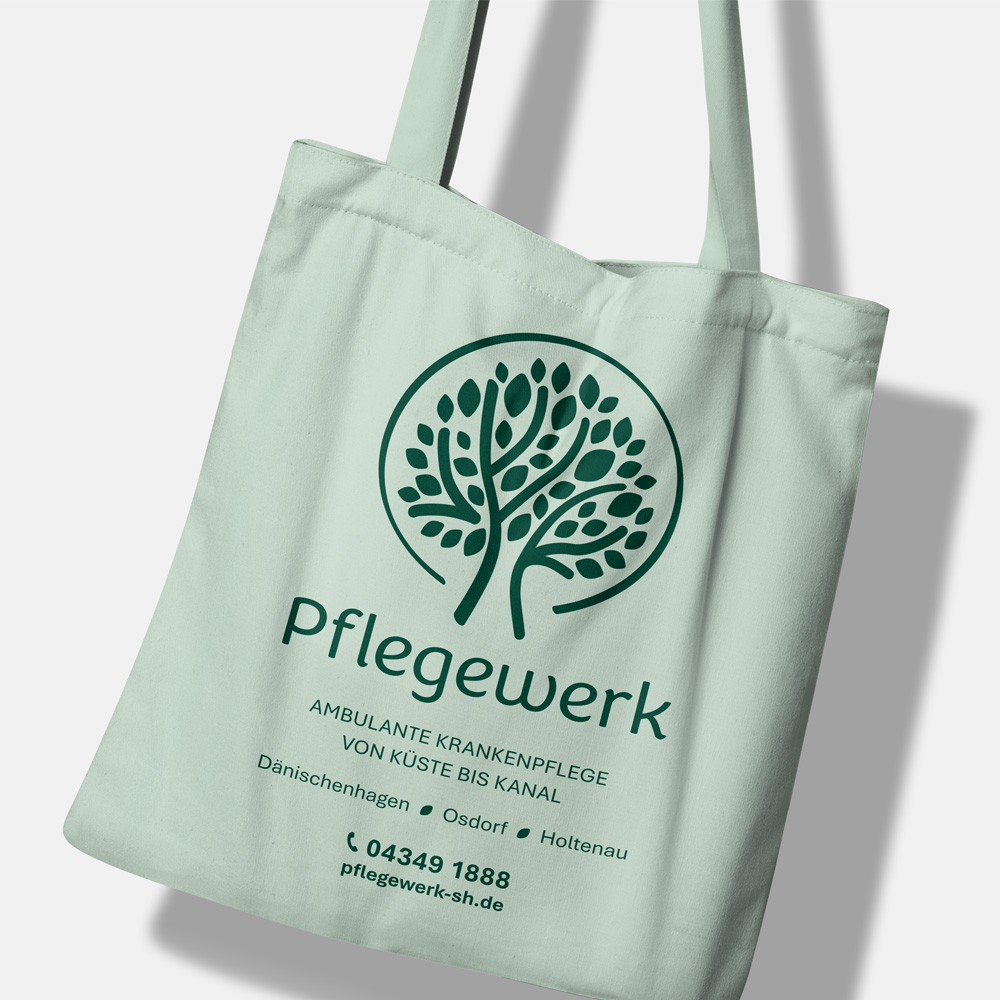 Tragetaschen des Pflegewerks in neuem Corporate Design.