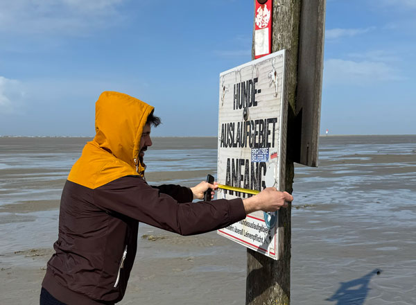 Bild von Julian beim ausmessen der Strandschilder in St. Peter-Ording