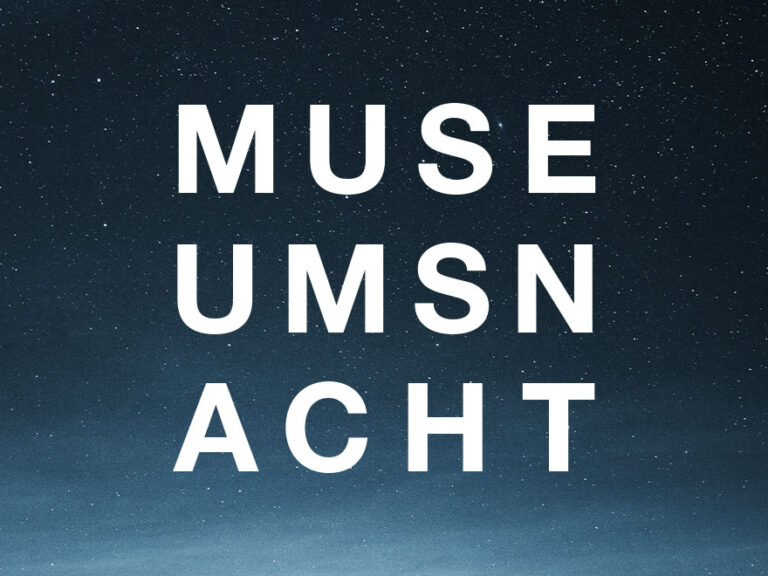 Der Schriftzug „Museumsnacht“ auf einem dunklen Sternenhimmel.