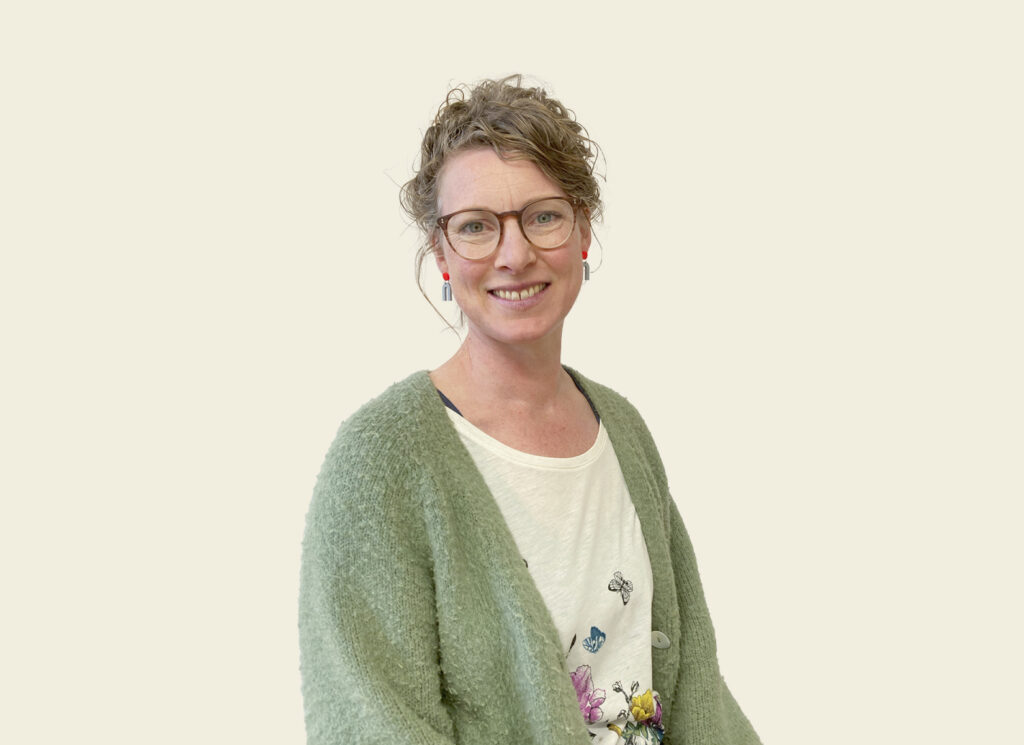 Carolin lächelt freundlich in die Kamera.