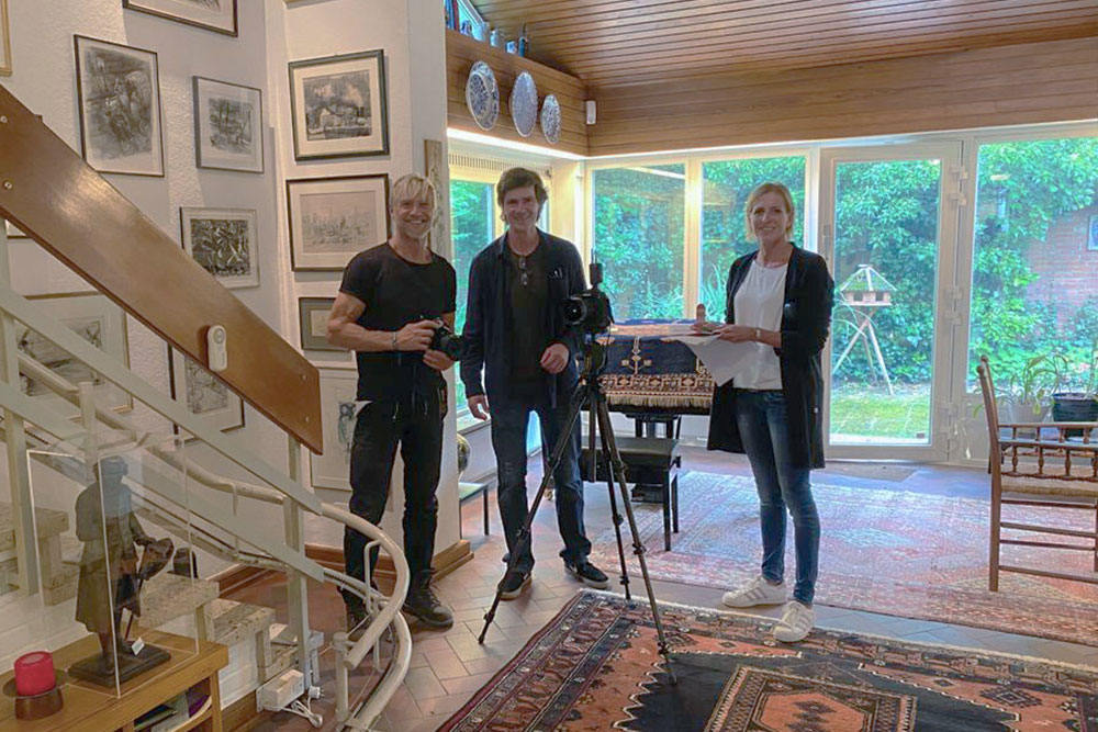 Oliver Franke, Burkhard Alt und Judith Leysner stehen bei einem Fotoshooting gemeinsam im ehemaligen Haus von Helmut und Loki Schmidt.